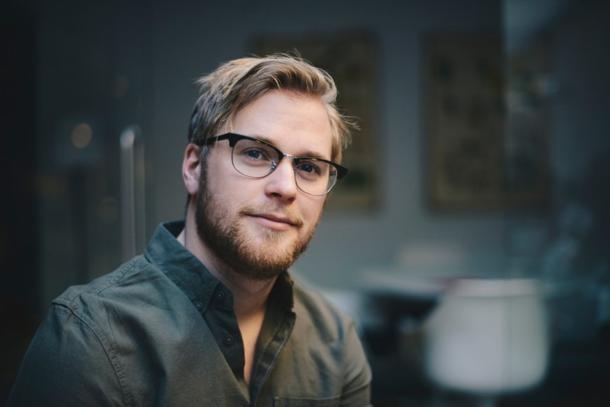Ung mann ser rett i kamera