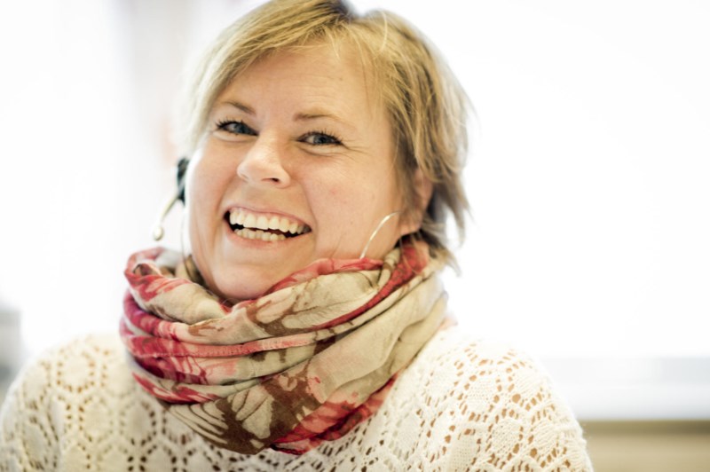 Dame som snakker i telefon