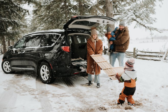 Familie på biltur i snøen